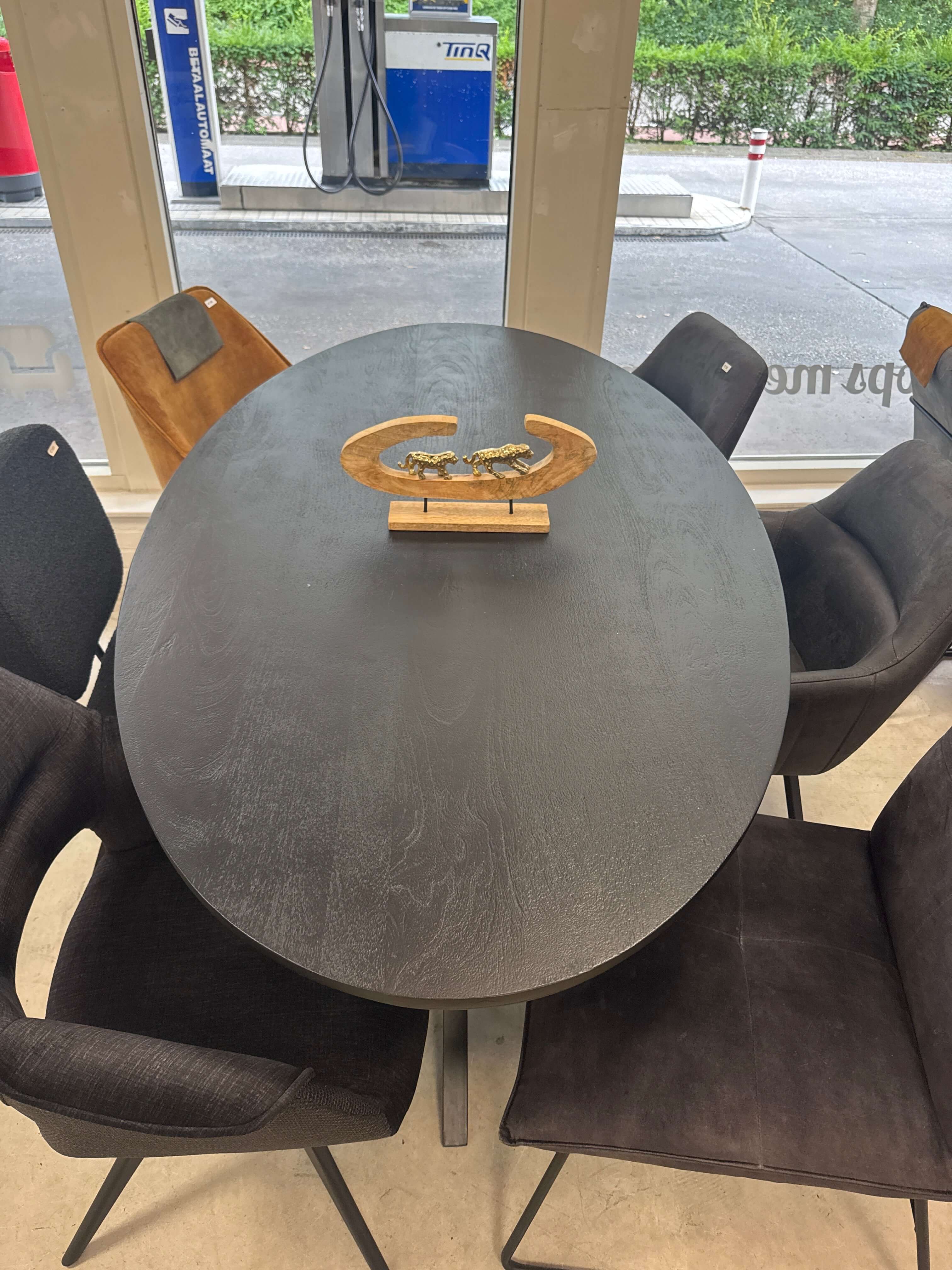 Eettafel Bert zwart ovaal verjongt